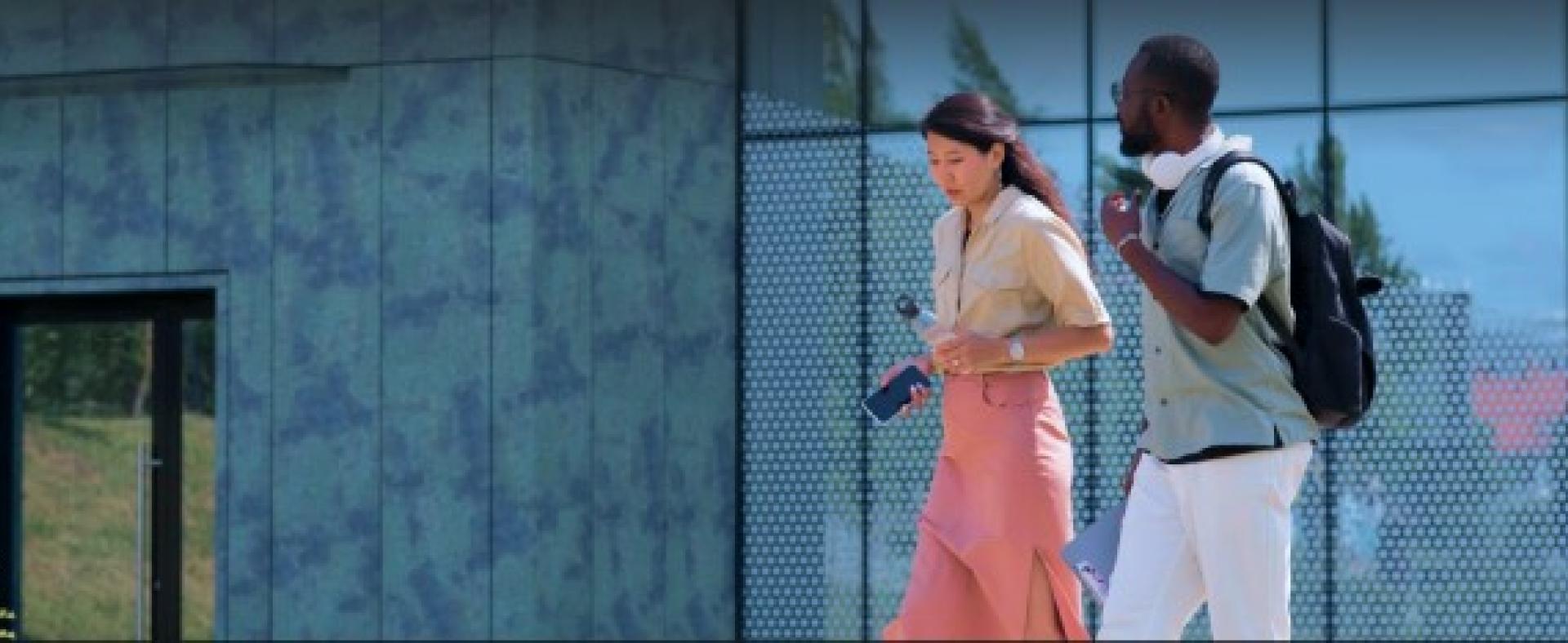Imagen de mujer y hombre caminando